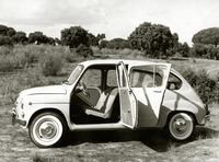 El SEAT 800, con las puertas delanteras que se abrían 'al revés'
